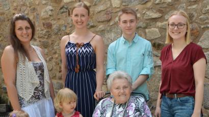 Bild: dob
Enkel und Urenkel scharen sich am 85. Geburtstag von Ernestina Bartl gerne um die Jubilarin, die mit ihren Gratulaten im Gasthof "Drei Lilien" ihren Jubeltag feiert.