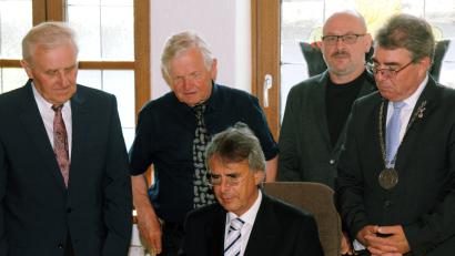 Bild: gf
Eintrag ins Goldene Buch der Marktgemeinde Freihung (von links): die stellvertretenden Bürgermeister Helmut Klier und Klaus Meißner, Regierungspräsident Axel Bartel, SPD-Fraktionssprecher Johannes Ott und Bürgermeister Norbert Bücherl.