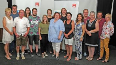 Bild: rdo
Auf eine verjüngte Vorstandschaft kann Vorsitzender Gerold Gleißner (Dritter von links) von der SPD Rothenstadt-Konradshöhe zurückgreifen. MdL Annette Karl (Siebte von links) lobt die überragende Basisarbeit für die Partei. Bild: Dobmeier