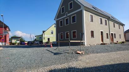 Bild: Michaela Lowak
Das ehemalige "Binner"-Anwesen ist nach der Sanierung kaum wiederzuerkennen. Jetzt soll auch der Platz davor zu einem Marktpodest  umgestaltet werden.