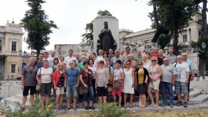 Bild: mor
Mediterranes und zugleich elegantes Wiener Flair genießen die Teilnehmer der JU-Revival-Tour 2018 in Triest, Udine und Slowenien. Vor dem Sisi-Denkmal in Triest hat sich die Gruppe zum Erinnerungsfoto aufgestellt.