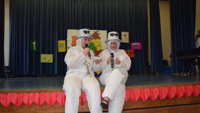 Bild: fla
Die Moderatorinnen, Steffi Beierl (rechts) und Tina Scheinost (links) führen einfallsreich und humorvoll durch das Programm.