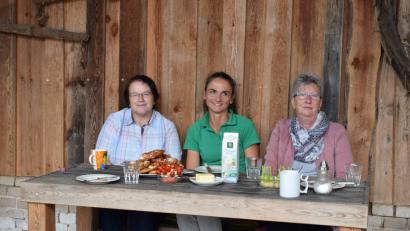 Bild: bnr
Gemeinsam wollen sie die Bauernhofwoche im Landkreis gestalten.Als zertifizierte Erlebnisbäuerinnen haben Christa Fritsch (links) und Christa Müller (Mitte) viel Erfahrung mit Kindern. Unterstützt werden sie von Annemarie Frank vom Landwirtschaftsamt.