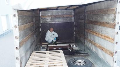 Bild: Bundespolizeiinspektion Waidhaus/exb
In einer kleinen engen Holzkiste im doppelten Boden eines kleinen Lkws brachten zwei Schlepper im August 2017 acht Männer von Rumänien nach Deutschland.