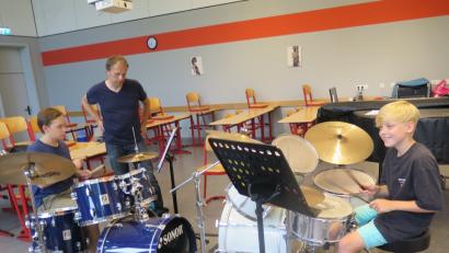 Bild: jzk
Musiklehrer Max Schmidkonz ist mit seinen beiden Schülern Jonas Daubenmerkl (links) und Justus Beck (rechts) sehr zufrieden.