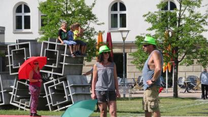 Bild: OTH Amberg-Weiden
Die Vorbereitungen für das Mensch-ärgere-dich-nicht auf dem Campus laufen. Im Bild: die grünen Spielfiguren - das rote (links) macht sich schon auf den Weg.