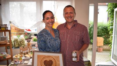 Bild: wku
„Wir versuchen mit frischem Kräutergeschmack, würziger Knoblauchnote und der Schärfe von frisch gemahlenen Senf stets Emotionen auf den Teller zu bringen“, erklären Nina und Andi Brunner, die sich freuen, dass ihre Produkte so gut ankommen.