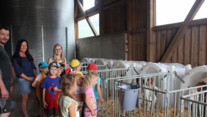 Bild: frd
Landwirt Robert Hummer führte die kleinen Besucher  und ihre Betreuerinnen Hildegard Kraus- Maier und Kristina Baumer auch in den Stall mit den Kälbern.