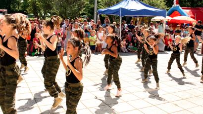 Bild: kzr
Die „DanceKids“ unterhalten die Besucher mit ihren abwechslungsreichen Tänzen beim DJK-Sommerfest.