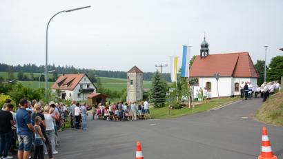 Bild: ak
Vor der Ortkapelle zelebriert Pfarrer Markus Bruckner mit den Witzlasreuthern eine Vorabendmesse.