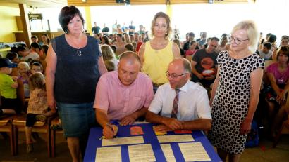 Bild: do
In Anwesenheit der Kinder und Kita-Eltern sowie von (stehend, von links) Kita-Leiterin Nana Kasiková aus Tepl, Dolmetscherin Lenka Uschold und Kita-Leiterin Waltraud Wagner aus Speinshart setzten die Bürgermeister Karel Hermann (Tepl) und Albert Nickl (vorne, von links) ihre Unterschrift auf die Partnerschaftsurkunde.