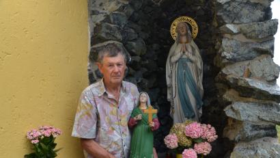 Bild: dob
Mesner Helmut Braun ist froh über die Rückkehr der Heiligenfigur, die seit Mitte Mai verschwunden war und achtlos in einem nahen Feld  abgelegt wurde. Jetzt fehlt nur noch der Heilige Josef mit dem Jesuskind auf dem Arm.