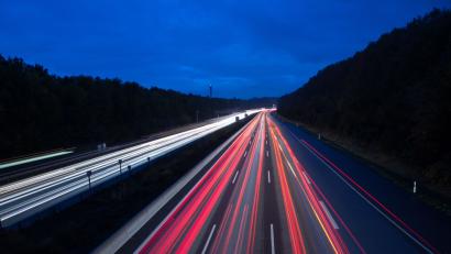 Bild:  Silas Stein/dpa
Autos fahren auf einer Autobahn.