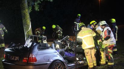 Bild: Auer, Alexander
Eine Stunde dauerte die Rettungsaktion: Die Rettungskräfte mussten einen Autofahrer aufwändig aus dem Wrack befreien.