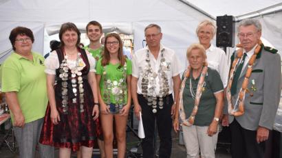 Bild: rgr
Hans Biersack (Vierter von rechts) wird bei der Königsproklamation der Schützengesellschaft "Falkenhorst" als Schützenkönig gefeiert; Ulla Zintl (Zweite von links) als Schützenliesl und Sarah Schönberger (Vierte von links) als Jugendkönigin. Mit auf dem Bild von rechts: Herbert Friedrich, zweite Bürgermeisterin Anita Stauber und Anni Stümpfl sowie zweite Schützenmeisterin Elisabeth Werner (von links) und Benedict Schmidt.