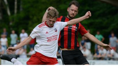 Bild: Hans Mark
Felix Diermeier (links) erzielte für die SpVgg Vohenstrauß den 1:0-Siegtreffer im Relegationsspiel gegen den SC Luhe-Wildenau (im Bild Benjamin Scheidler). In der neuen Saison wird der 18-Jährige für den SV Etzenricht in der Landesliga auf Torejagd gehen.