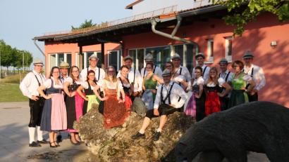 Bild: brü
Die Ursensollener Kirwapaare stehen bereit, ihre Vituskirwa am Wochenende (16. bis 18. Juni) auf der Reif Wiesn in Ursensollen zu feiern.
