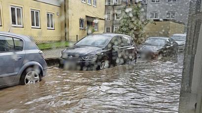 Bild: jma
Nicht nur auf der Straße hinter der Pressather Raiffeisenbank steht das Wasser, sondern auch in dem Geldinstitut. Trotzdem geht einen Tag später der Geschäftsbetrieb wie üblich weiter.