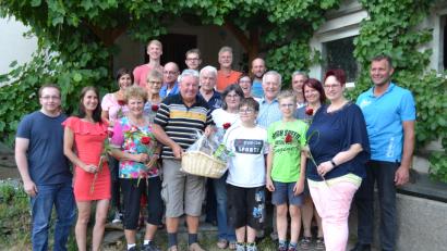 Bild: hcz
Hans Forster (vorne, Vierter von links) will mit der CSU Weiden-Ost einen neuen Baum im Stadtbad pflanzen, am liebsten einen mit der Parteifarbe im Namen.