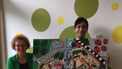 Bild: Uli Piehler
Bürgermeisterin Brigitte Netta und Künstler Marcus Trepesch mit dem Mensch-ärgere-Dich-nicht-Kunstwerk.