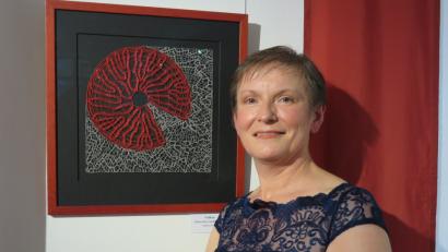 Bild: ubb
Sabine Heibl hat unter anderem etliche "Klöppel-Malereien" dabei, wie ihr jüngstes Werk mit Titel "Vulkan"..