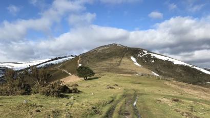 Bild: Josef Vogl
Ziemlich hoch hinaus geht es auf der Jakobsweg-Route Camino Primitivo. Dieser Weg führt durchs Gebirge, auf bis zu 1900 Meter. Um Ostern herum, als Josef Vogl hier unterwegs war, lag da noch Schnee.