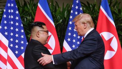 Bild: Kevin Lim,  The Straits Times
US- Präsident Donald Trump (rechts) und der Machthaber von Nordkorea,  Kim Jong Un,  geben sich die Hand.