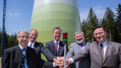 Bild: exb
Rewag-Vorstandsvorsitzender Olaf Hermes (Mitte) mit (von links) Rewag-Prokurist Karl-Wolfgang Brunner, Rewag-Justiziar Dr. Markus Schrödl - von Frankenberg, Bürgermeister Josef Schmidkonz und dem designierten kaufmännischen Vorstand der Rewag Bernhard Büllmann.