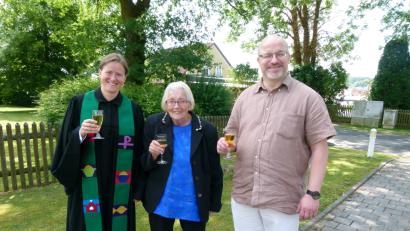 Bild: rn
Pfarrerin Anne Utz entpflichtet Klara Gerchau als Mesnerin und führt Michael  Weith als Nachfolger ein.