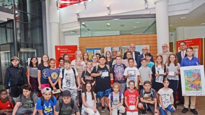 Bild: Gabi Schönberger
Alexander Prips (11, rechts) gewinnt den Plakat-Malwettbewerb zum Kinderbürgerfest. Die Preisverleihung für ihn und die anderen erfolgreichen Teilnehmer fand in den Räumen der Sparkasse Oberpfalz Nord statt.