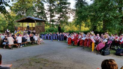 Bild: kwl
Perlen der Blasmusik servieren am laufenden Band in der Neustädter Freizeitanlage (von rechts) der Musikverein Wiesau, die Jugendkapelle Roggenstein, die Stadtkapelle Neustadt und die Jugendblaskapelle Parkstein.