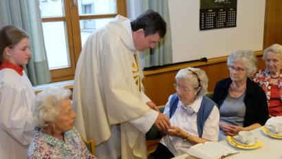 Bild: le
Erstmals spendete Pfarrer Max Früchtl, assistiert von Ministrantin Felicita Krauss das Sakrament der Krankensalbung, das in Floß besondere Tradition hat.