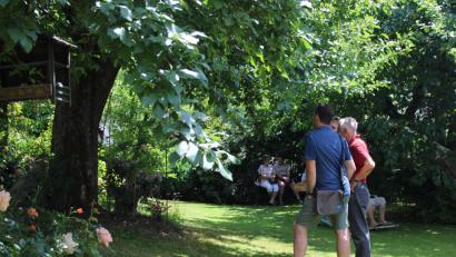 Bild: heb
Einen prächtigen Rosen- und Blumengarten nennen Cordula und Rudi Standfest ihr Eigen. Als Vorsitzender des heimischen Obst- und Gartenbauvereins zeigt hier der Hausherr nicht nur seinen „grünen Daumen“ sondern auch sein Gespür für die Natur.