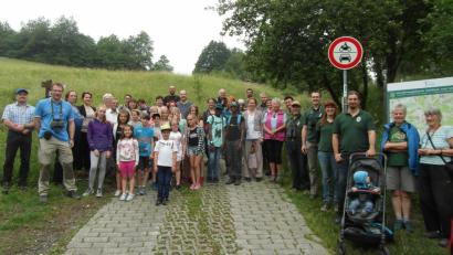 Bild: hl
Martin Schmidt (Zweiter von links) und Thomas Stingl (Fünfter von rechts) treffen sich am Fußweg zur Burgruine mit HuK-Vorsitzendem Georg Wagner (Sechster von rechts) sowie weiteren Interessierten zur Vogelwanderung.