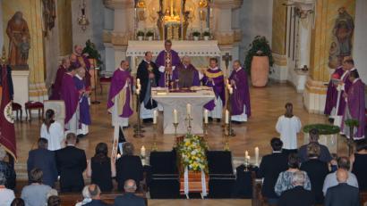 Bild: dob
Fast 60 Jahre nachdem er hier sein erstes Messopfer feierte, wurde für Geistlichen Rat Johannes Frischholz in der Stadtpfarrkirche das Requiem zelebriert, bevor er auf dem Friedhof in Oberlind die letzte Ruhe fand.