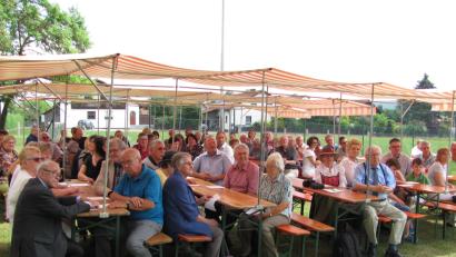 Bild: sei
Viele Gläubige beider Konfessionen besuchen am Sonntagvormittag den ökumenischen Gottesdienst im katholischen Pfarrgarten.