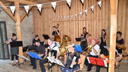 Bild: fjo
Im Ensemble des "Tango Festival Orchesters" durften die beiden Solisten, Matias Gonzalez (sitzend, links) und Susanne Hofmann (hinten, Zweite von rechts) nicht fehlen.