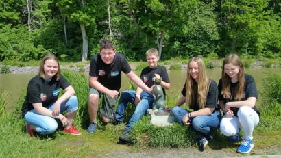 Bild: Madlen Raub
Der Göta-Kanal, der 58 Schleusen, 50 Brücken und fünf Seen passiert, ist in Schweden eines der Ausflugsziele der Gregor-Mendel-Gymnasiasten. Auf dem Bild von links: Marie  Alexandra Depperschmidt, Nico Pilz, Maximilian Schwartz, Paula Schisslbauer und Nathalie Benner.