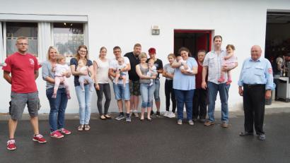 Bild: fppö
Zum letzten Mal überreichten in diesem Jahr Kommandant Mario  Schulze (links) und Vereinsvorsitzender Alois Röber Rauchmelder an die Eltern der jüngsten Pechbrunner.