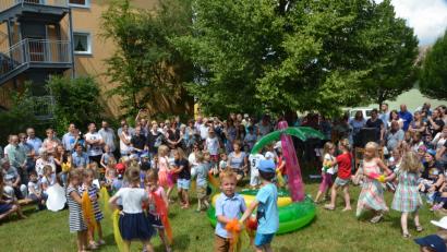 Bild: dob
Im schönen Tikaland begrüßt man sich ganz sonderbar. Die Buben und Mädchen hatten ihre helle Freude an den außergewöhnlichen Begrüßungsszenen.