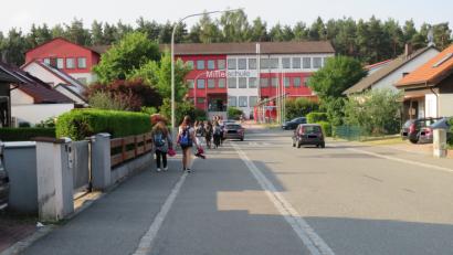 Bild: adj
Rechtlich ist es eindeutig: Die beiden Streifen links entlang der Kapuzinerstraße sind ein Gehweg. Er darf weder von parkenden Autos noch von Radfahrern, die älter als 10 Jahre sind, benutzt werden.