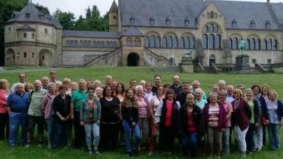 Bild: bk
Ein Erinnerungsbild vor der "Kaiserpfalz". Die Siedler genießen ihre Fahrt in den Harz.
