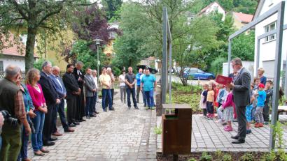 Bild: Andreas Royer
Unter der Stahlrahmen-Konstruktion eröffnete Bürgermeister Michael Göth am Dienstag den neuen Radler-Rastplatz im Beisein von zahlreichen Gästen, darunter auch Landrat Richard Reisinger. Der Kneipp-Kindergarten Herz Jesu sorgte mit themenbezogenen Liedern für eine passende Umrahmung.