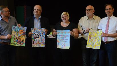 Bild: Kunz
Die Jury hat sich für das Bild von Alexander Prips entschieden, das OTV-Geschäftsführer Christoph Rolf (links) stolz präsentiert. V.r. Roland Stahl, Ewald Zenger, Kathi Glaser und Tobias Reichelt.