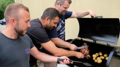 Bild: do
Geht’s um Grillen, ist die männliche Dominanz allgegenwärtig. Auch beim Workshop der Volkshochschule informierten sich von 21 Kursteilnehmern 19 Herren über die Geheimnisse einer delikaten Speisenzubereitung auf Grillrosten. Angeleitet wurden die Grill-Begeisterten von den Kursleitern Stefan Götzl und Marko Friedrichs.