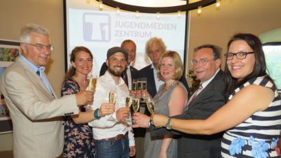 Bild: ubb
Altlandrat Karl Haberkorn, Cirta Rosbach, Philipp Reich, Jürgen Preisinger, Landrat Wolfgang Lippert, Gabriele Peatzolt, Gerhard Kraus und Sandra Schug (von links) stoßen auf die Gründung des T1 vor zehn Jahren mit einem Glas Sekt an.