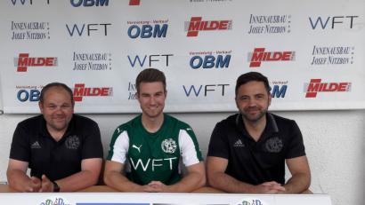 Bild: lik
Jan Fischer (Mitte) in seinem neuen Trikot mit  Teammanager Josef Nitzbon (links) und Trainer Faruk Maloku.