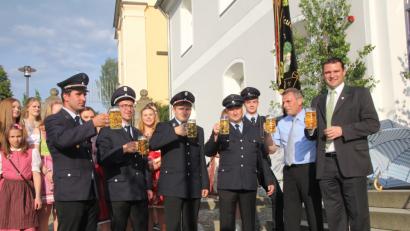 Bild: frd
Nach den Zusagen von Landrat Thomas Ebeling (von rechts) und Bürgermeister Norbert Eckl wurde auf ein gutes Gelingen des Jubiläumsfestes im Jahr 2019 angestossen.