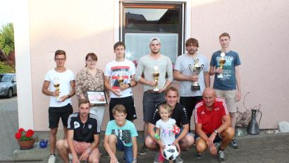 Bild: mnt
Schirmherrin Katrin Obermeier (hinten, Zweite von links) mit den Spielführern der Mannschaften bei der Siegerehrung. Schiedsrichter Ralf Waworka (unten, rechts) leitete die Spiele souverän.