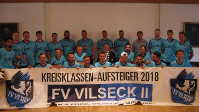 Bild: zip
Die siegreiche Mannschaft des FV Vilseck mit Bürgermeister Hans-Martin Schertl (Mitte) und Vorsitzendem Robert Liermann (stehend, Vierter von rechts).